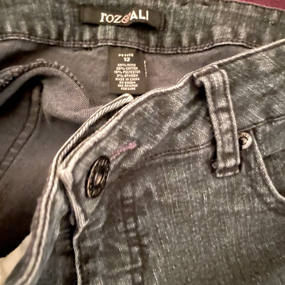 ROZ & ALI Black Bootcut Mid Rise
Stretchy Jeans W sequins/embroidery
Petite 12 - Picture 4 of 14